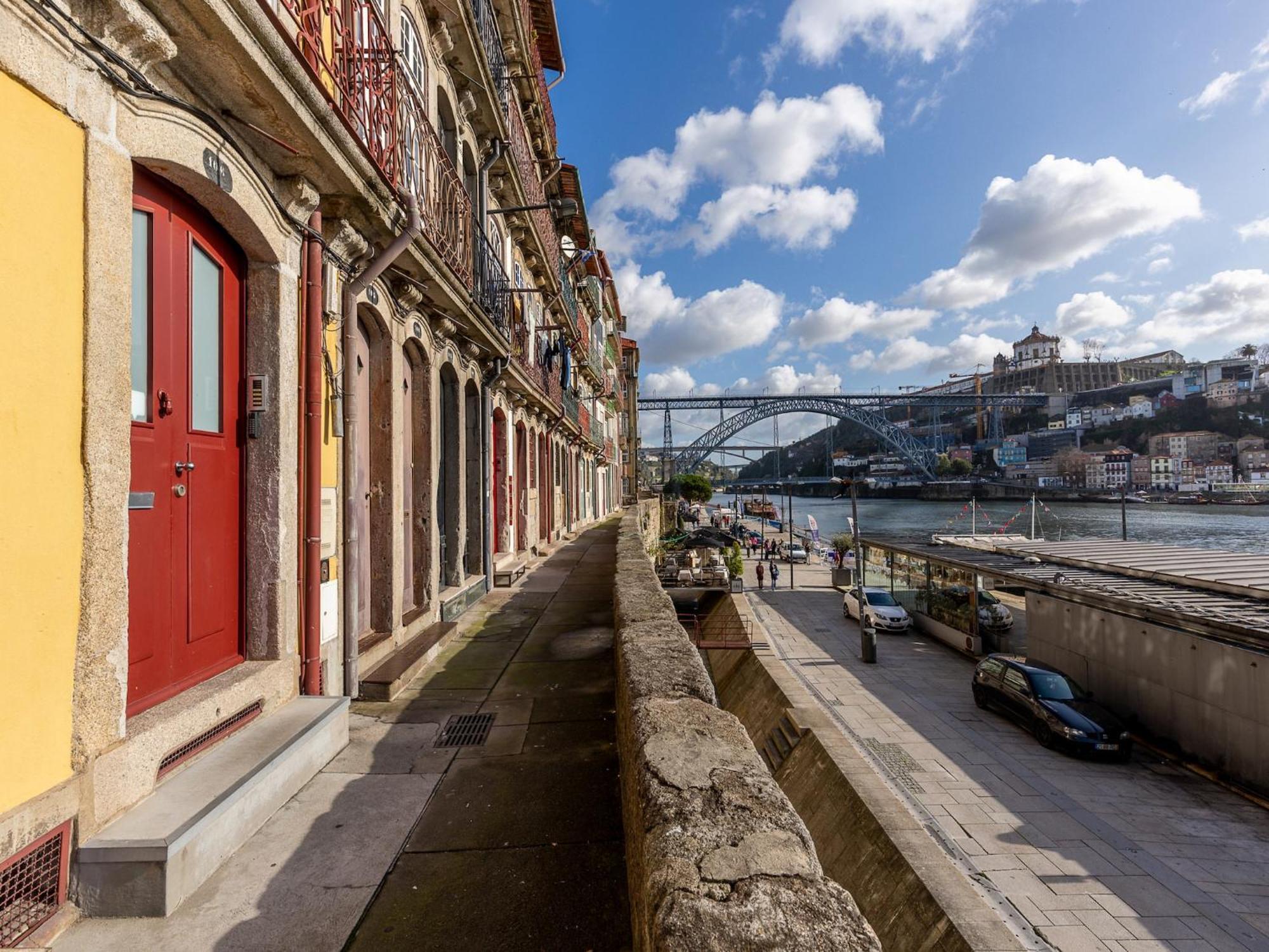 Stylish River View In Porto